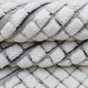 Handmade Wool Rug: Indian Tribal Medallion Design