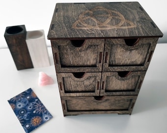 Caja de boticario de madera de abedul con altar de bruja y triqueta