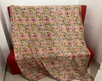 Blumenparadies Kantha Quilt: Boho Tagesdecke aus Baumwolle