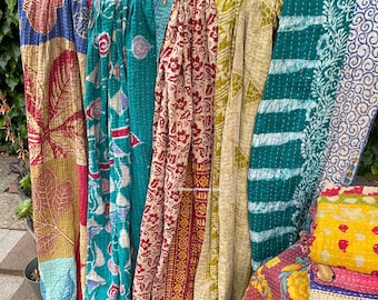 Indischer Quilt Handgemachter Wurf Wendedecke Tagesdecke Baumwollstoff Twin size Quilts zum Verkauf