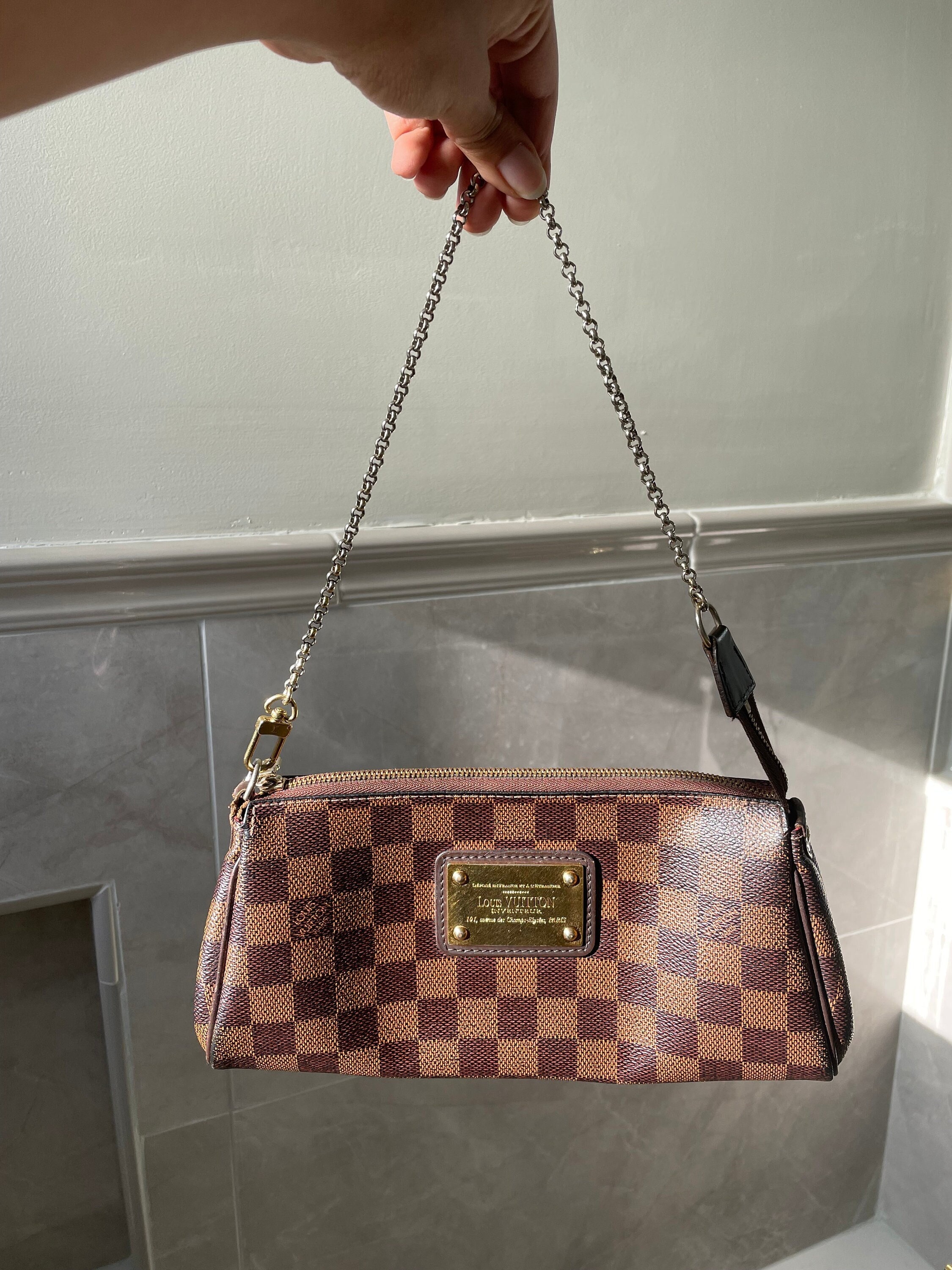 LOUIS VUITTON EVA CLUTCH  REVIEW, WHAT FITS INSIDE, DISCONTINUED, WHERE TO  BUY PRE-OWNED 