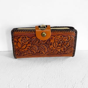 Portefeuille vintage en cuir repoussé des années 1970, porte-monnaie floral chéquier, portefeuille rose en relief avec plusieurs compartiments, env. 7,5 x 3,5 pouces