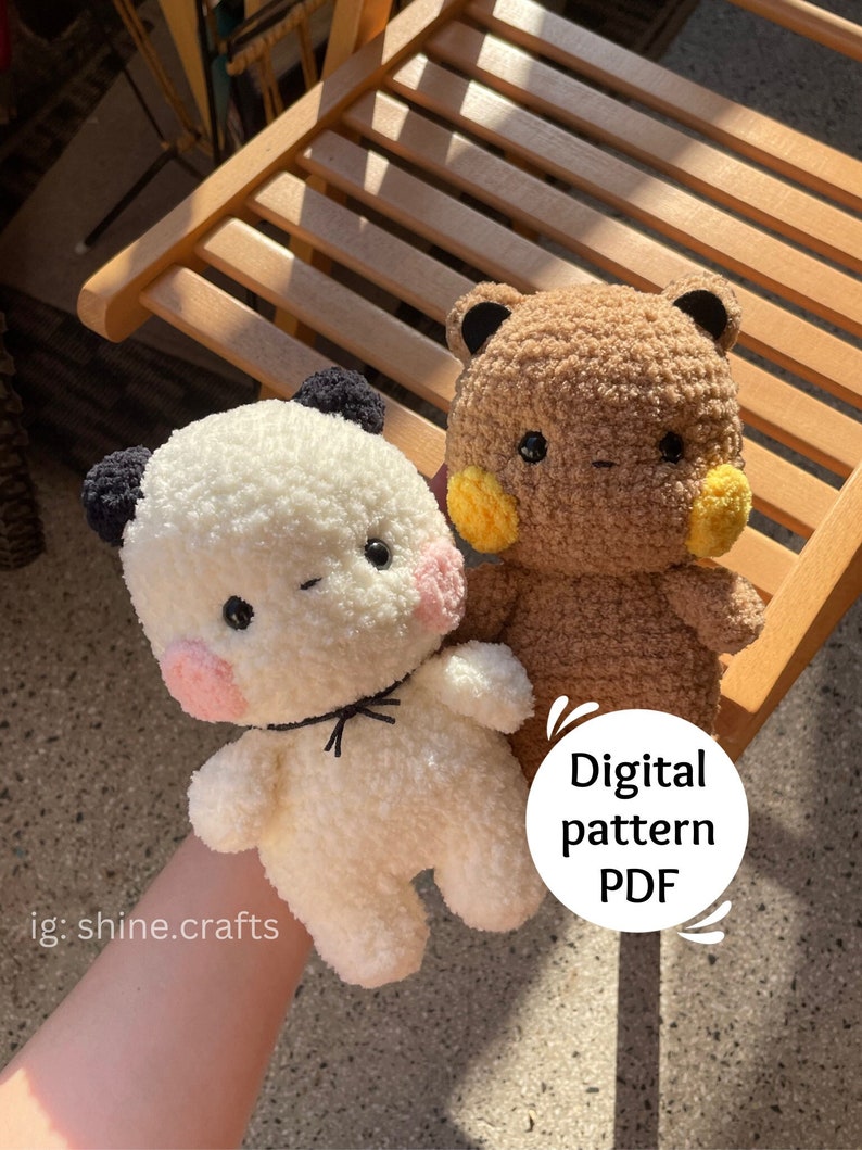 Op de afbeelding: Twee knuffels gemaakt van getextureerd garen. De ene is wit met zwarte oren, roze wangen en een dun zwart lintje om de nek. De andere is bruin met zwarte oren en gele wangen. Beide hebben zwarte ogen. Tekst: Digital pattern PDF, ig: shine.crafts.