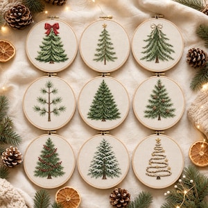 Può includere: Nove telai da ricamo circolari con vari disegni di alberi di Natale cuciti su tessuto color avorio. Gli alberi includono stili con fiocchi rossi, pigne, rami innevati e stelle dorate, disposti in una griglia di tre per tre.