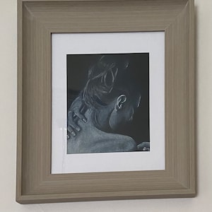 Dibujo original a grafito. Retrato de niña en lápiz blanco sobre cartulina azul.