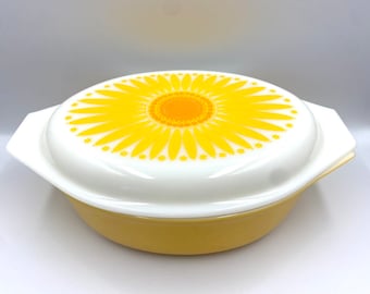 Pyrex 2.5 QT Daisy yellow casserole dish with lid from 1971