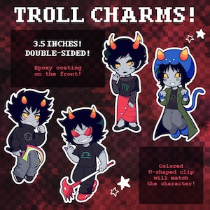 Puede incluir: Imagen de cinco Troll Charms de doble cara, cada uno de 8,9 cm de alto, con revestimiento de epoxi. Los charms presentan personajes de dibujos animados con cuernos, en varios atuendos y poses. El texto en la imagen dice "TROLL CHARMS!" y "Colored U-shaped clip will match the character!"