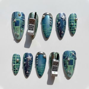 Uñas postizas con diseño de circuitos ciberpunk 3D / Uñas postizas con diseño de teléfono móvil retro Y2K y microchip / Manicura de gel con estética hacker webcore metálica
