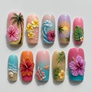 Puede incluir: Un juego de diez uñas postizas con diseños tropicales que incluyen flores de hibisco en 3D, palmeras, olas del mar, atardeceres, conchas, coral y hojas de monstera en una vibrante paleta de degradados en rosa, naranja, amarillo, azul y morado.
