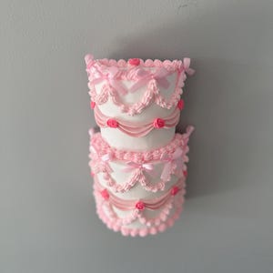 Pastel falso de rosa rosa para colgar en la pared