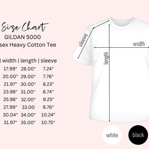 以下が含まれることがあります： Gildan 5000 ユニセックスヘビーコットンTシャツのサイズチャート。Sから5XLまでのサイズで、幅、長さ、袖丈の寸法がインチで表示されています。
