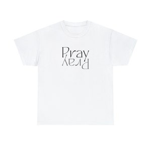 以下が含まれることがあります： 白いTシャツに、「Pray」と「Pray」という文字が縦に書かれており、黒色で書かれています。