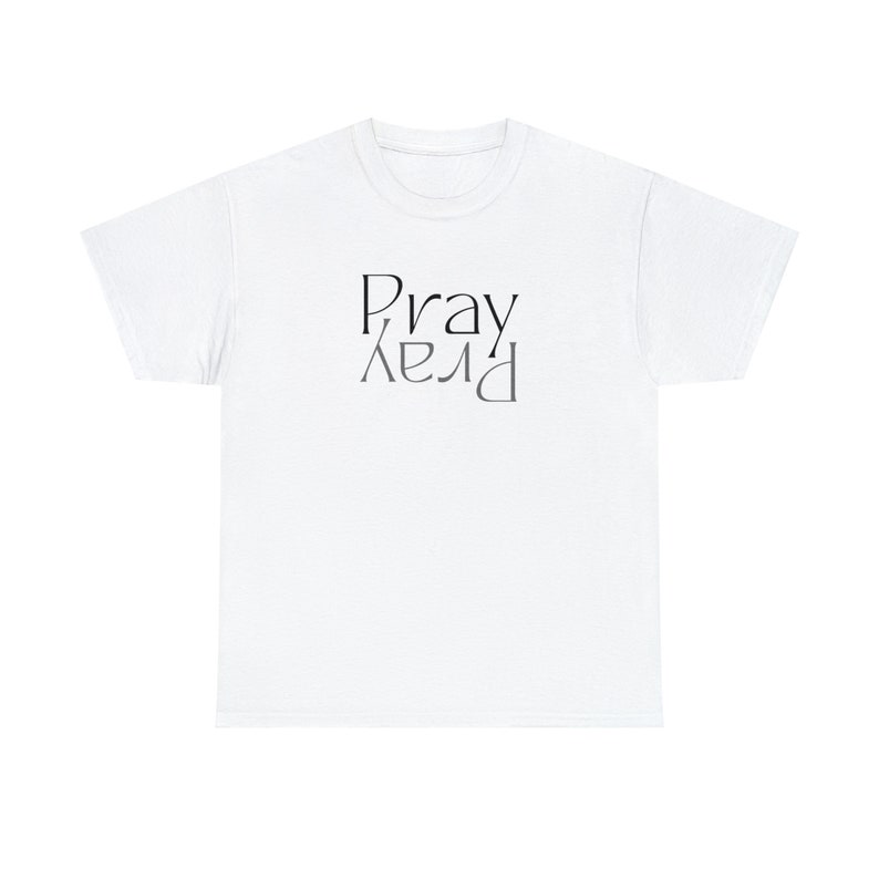以下が含まれることがあります： 白いTシャツに、「Pray」と「Pray」という文字が縦に書かれており、黒色で書かれています。
