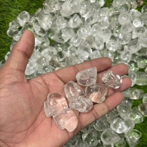 Mini calavera de cristal de cuarzo: talla de meditación de bolsillo