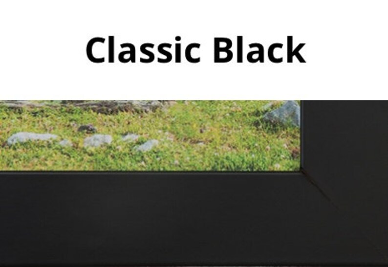 K&ouml;nnte beinhalten: Nahaufnahme eines schwarzen Bilderrahmens mit einer gr&uuml;nen Graslandschaft, die durch den Rahmen sichtbar ist. Der Text "Classic Black" wird &uuml;ber dem Rahmen angezeigt.