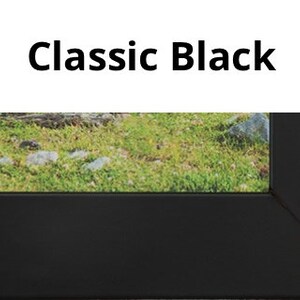 Puede incluir: Primer plano de un marco de fotos negro con un paisaje verde de hierba visible a trav&eacute;s del marco. El texto "Classic Black" se muestra sobre el marco.