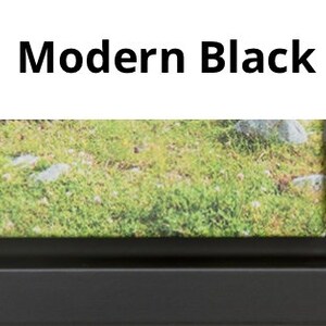 Puede incluir: Un marco de fotos negro con un dise&ntilde;o moderno. El marco est&aacute; hecho de un material resistente y tiene un aspecto elegante y minimalista.