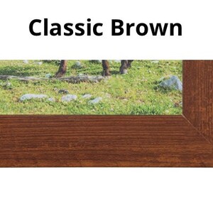 Puede incluir: Un primer plano de un marco de imagen de madera marr&oacute;n con un campo de hierba verde y &aacute;rboles en el fondo. El texto "Classic Brown" se muestra sobre el marco.