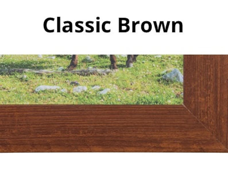 Puede incluir: Un primer plano de un marco de imagen de madera marr&oacute;n con un campo de hierba verde y &aacute;rboles en el fondo. El texto "Classic Brown" se muestra sobre el marco.