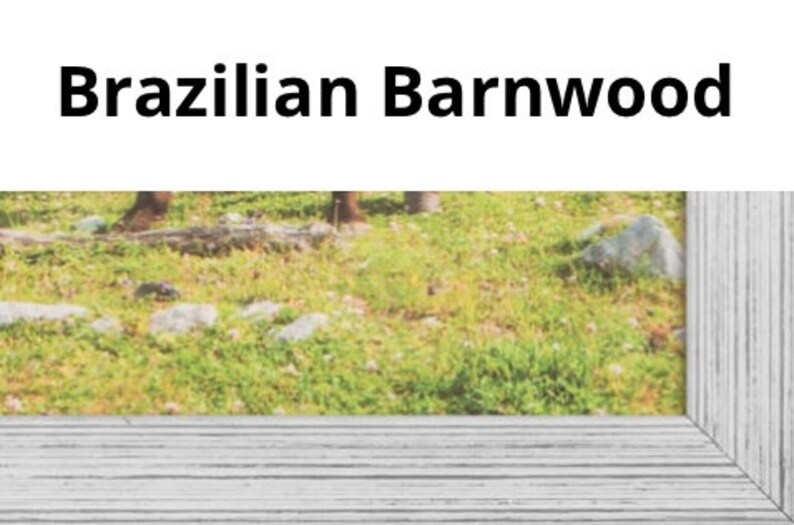 K&ouml;nnte beinhalten: Ein Holzrahmen mit Blick auf eine grasbewachsene Wiese mit Steinen und B&auml;umen im Hintergrund. Der Rahmen ist aus brasilianischem Scheunenholz.