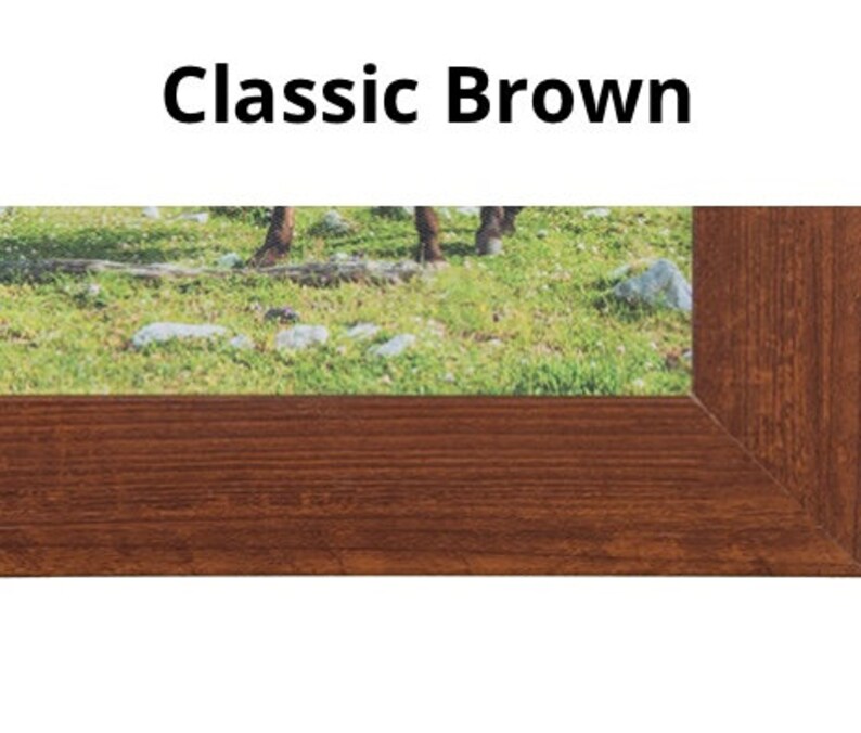 Pu&ograve; includere: Un cartello in legno fatto a mano con la scritta "Welcome" in un carattere giocoso. Il cartello presenta una finitura invecchiata e un design semplice e rustico, perfetto per una porta d'ingresso. Il cartello &egrave; largo circa 30 cm.