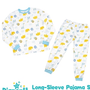 Może przedstawiać: Biały piżama z długimi rękawami i niebieskimi lamówkami. Piżama ma żółty, niebieski i biały nadruk z różnymi zwierzętami, w tym żyrafami, słoniami i lwami. Tekst "Long-Sleeve Pajama Set Tiny Tails Parade" jest nadrukowany na dole obrazu.