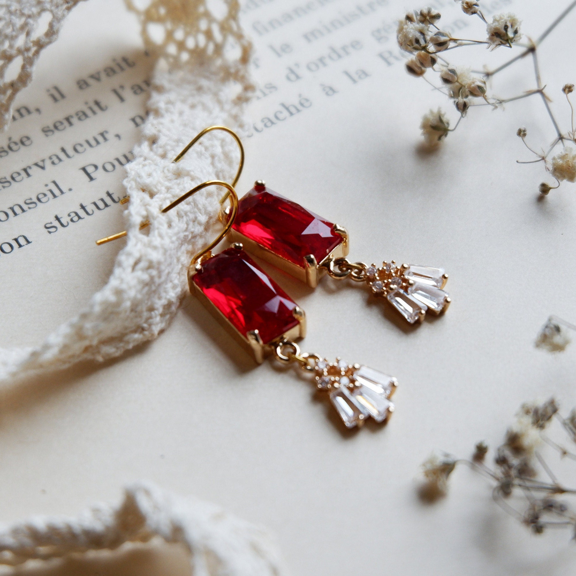 Orecchini Lunghi Pendenti Cristallo Rosso – Stile Art Déco Vintage – Placcato Argento Antico