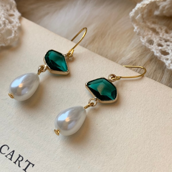 Green Emerald and Pearl Earrings, Emerald Earrings, Pearl Earrings, July Birthstone, Emerald jewellery. 16th Century Jewelry