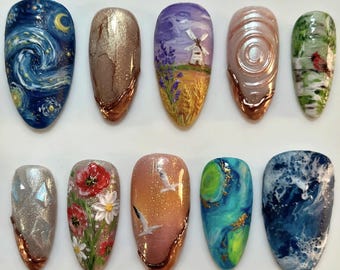 Könnte beinhalten: Ein Set aus zehn mandelförmigen Press-on-Nägeln mit verschiedenen künstlerischen Motiven wie einem Sternenhimmel, einer Windmühlenlandschaft, Blumenmustern, einem Sonnenuntergang mit Vögeln und Meereswellen, alle mit glänzendem Finish.