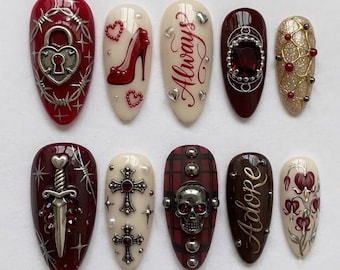 Könnte beinhalten: Ein Set aus zehn mandelförmigen Press-on-Nägeln mit aufwendigen Designs, darunter ein silbernes Herz-Vorhängeschloss, ein roter High-Heel, das Wort Always, ein dunkelroter Edelstein, goldenes Netzmuster, ein silberner Dolch, gotische Kreuze, ein Totenkopf, das Wort Adore und Blumen.