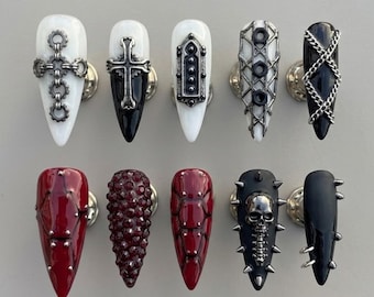 Cyberpunk-Metall-Kunstnägel | Gothic-Kunstnägel mit silberner Kette | Dunkelrote und schwarze Punk-Nägel | Totenkopf-Spike-Kunstnägel