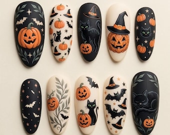 Könnte beinhalten: Ein Set aus zehn mandelförmigen Press-on-Nägeln mit Halloween-Motiven. Die Nägel haben schwarze und cremefarbene Hintergründe mit Illustrationen von orangefarbenen Kürbissen, schwarzen Katzen, spitzen Hexenhüten, Fledermäusen und Sternen.