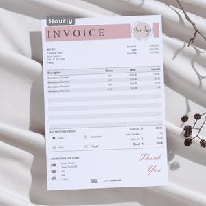 以下が含まれることがあります： 「Hourly」という単語が上部にあり、「Thank You」というテキストが下部にある白とピンクの請求書テンプレート。請求書には、説明、時間、料金、金額の列を含む表が含まれています。