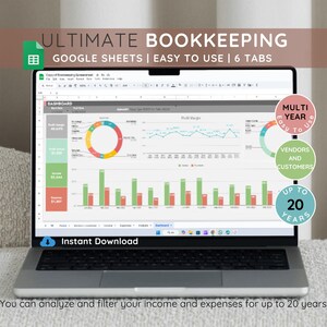 Puede incluir: Una pantalla de computadora portátil que muestra una hoja de cálculo de Google Sheets con gráficos y diagramas. La hoja de cálculo se titula "Ultimate Bookkeeping" e incluye pestañas para "Panel de control", "Margen de beneficio", "Proveedores y clientes", y más. El texto "Fácil de usar" y "Hasta 20 años" también es visible en la pantalla.