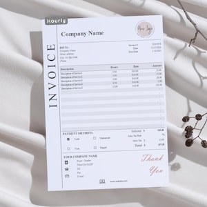 以下が含まれることがあります： 「Hourly」と「Company Name」というタイトルの白黒の請求書テンプレート。請求書には、請求情報、サービスの説明、時間、料金、金額、支払い方法、感謝のメッセージのセクションが含まれています。