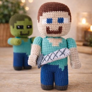 Peut inclure: Deux poupées de personnages Minecraft crochetées. L'une est un personnage à la peau claire avec des cheveux bruns, des yeux bleus et une épée. L'autre est un zombie vert. Les deux poupées portent un pantalon bleu et une chemise bleu clair.