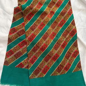 Vintage retro London luxe statement piece men’s  timeless wool feel rare  original 70s indie mod scarf / neck tie cravat green red