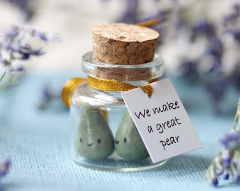 Personlig rolig pojkvän flickvän romantisk present miniatyrfigurer päron vegansk present två päron Vi gör en fantastisk päronjubileumspresent