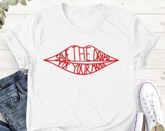 Speichern Sie das Drama, um Ihre Mama Shirt, Lippen Shirt, Film Shirt, Muttertag Shirt, Shirt Geschenk für sie, feministisches T-Shirt, Serie inspiriert T-Shirt