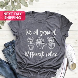 Wir wachsen alle zu unterschiedlichen Raten Lehrer Shirt, Geschenk für Mama, Sonderpädagogik, Lehrer Shirt, Geschenk für Lehrer, Kindergarten Elementargrund