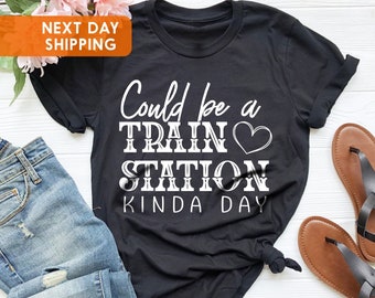 Poderia ser um dia para ir à estação de trem, Camiseta meio sarcástica, Camiseta boho, Camiseta para estação de trem, Camiseta vintage estilo faroeste, Camiseta boho cowgirl