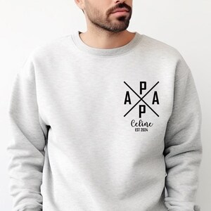 Vatertag personalisierte Geschenke, benutzerdefinierte Dad Shirt mit Namen und Jahr, Vater T-Shirt, Papa Schwangerschaft Ankündigung Sweatshirt, cooler Papa Hoodie