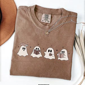 Komfortfarben Bookish Ghost Shirt: Gruseliges Lese-T-Shirt