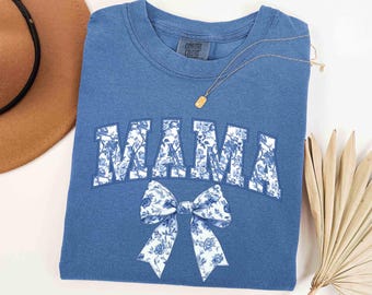 Koszula Comfort Colors Mama: Niebieska kokarda kokietka, prezent dla mamy w stylu Chinoiserie
