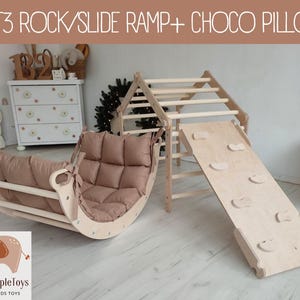 Peut inclure: Un ensemble d'escalade en bois comprenant un basculeur avec un coussin touffeté marron, un cadre d'escalade triangulaire et une rampe réversible avec des prises d'escalade. Le texte SET 3 ROCK/SLIDE RAMP + CHOCO PILLOW est affiché en haut.