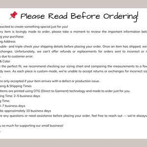 Op de afbeelding: Zwarte tekst op een witte achtergrond met de tekst "Please Read Before Ordering!" en informatie over bestellingen, verzending, maatvoering en retourzendingen. De tekst is geschreven in een handschriftstijl.