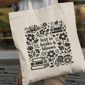 Puede incluir: Un juego de tres tazas de cerámica con un acabado mate moteado. Las tazas son de color crema, gris claro y gris oscuro. Cada taza tiene un diseño simple y minimalista.