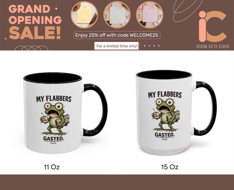 K&ouml;nnte beinhalten: Zwei wei&szlig;e Keramikbecher mit schwarzem Innenraum und Griffen. Jeder Becher zeigt einen Cartoon-Frosch mit dem Text "MY FLABBERS GASTED." Die Becher sind mit 11 oz und 15 oz beschriftet. Das Bild enth&auml;lt auch Werbetext.