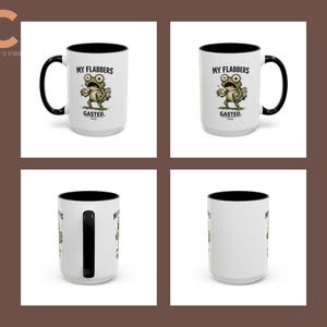 K&ouml;nnte beinhalten: Wei&szlig;er Keramikbecher mit schwarzem Innenraum und Henkel. Der Becher zeigt den Text "MY FLABBERS" &uuml;ber einem Cartoon-Frosch, der eine Kaffeetasse h&auml;lt, mit dem Wort "GASTED" darunter. Fassungsverm&ouml;gen: 440 ml.