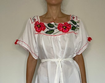 Vintage embroidered mexican peasant dress / beach cover up